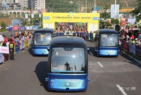 引人注目！百度无人驾驶车与奥运冠军领跑山地马拉松