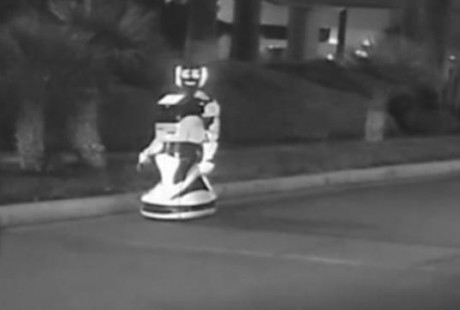 离奇的车祸，特斯拉自动驾驶汽车把机器人“撞死”啦！