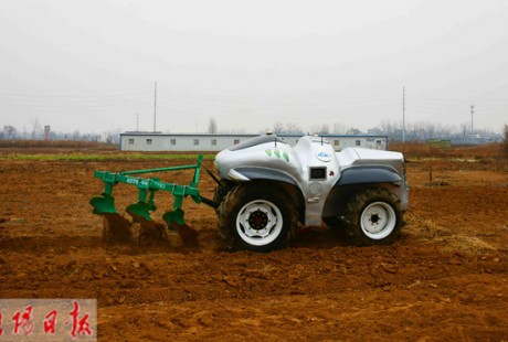 国内首台纯电动无人驾驶拖拉机进入田间试验阶段！