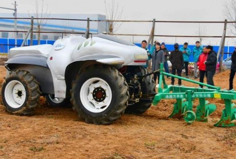 国内首台纯电动无人驾驶拖拉机田间试验获得成功