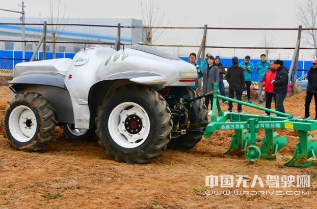国内首台纯电动无人驾驶拖拉机田间试验获得成功