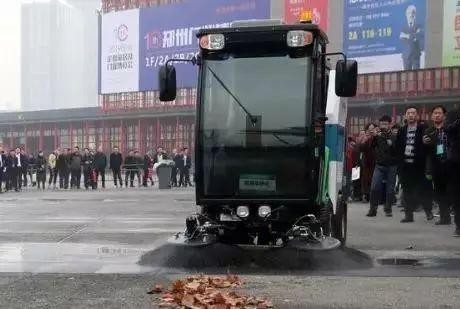 无人驾驶环卫车亮相郑州，环卫工没“下岗”还“升官”了！