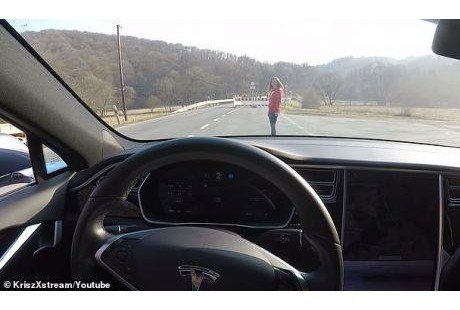男子为测试汽车自动驾驶功能，竟让妻子站在车前当试验品！