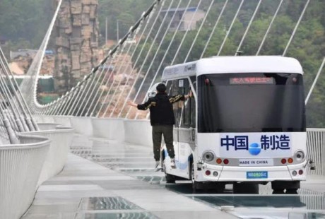 张家界大峡谷上演惊奇事：无人驾驶巴士开上了玻璃桥