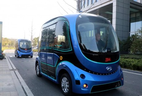 苏州金龙国内首家实现无人驾驶巴士编队行驶