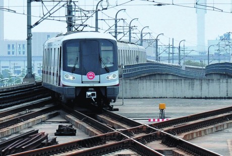 上海在建设的一条地铁线，将采用无人驾驶新型列车，共设30座车站