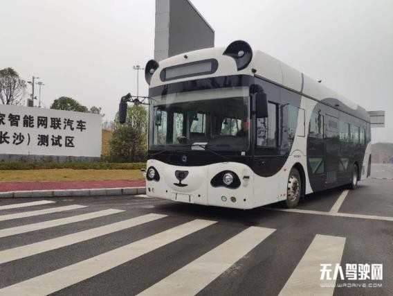 深兰科技熊猫智能公交车获长沙智能网联汽车牌照
