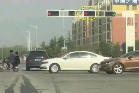 无人驾驶？奥迪闯红灯高速行驶。目击者：司机可能在睡觉！