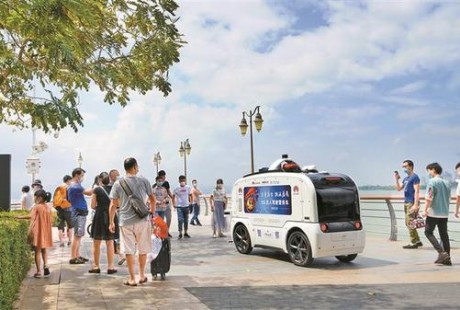 5G无人驾驶警务车亮相深圳湾公园