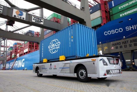 无人驾驶集装箱卡车自动行驶卸货 5G智慧港口湖北实践走向全国