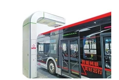 自动驾驶公交车在郑州市郑东新区试运行，市民可免费乘坐体验