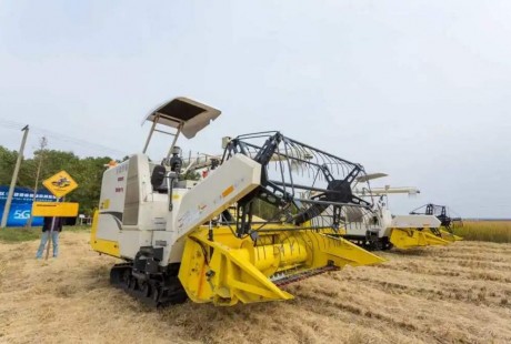 无人驾驶农机：收割机和运粮车配合精准作业 误差控制在厘米级
