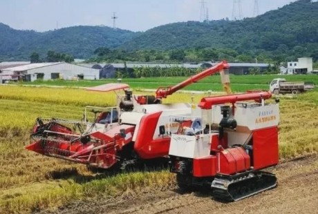 北斗与5G加持 中国无人驾驶农机完成水稻"耕种管收"