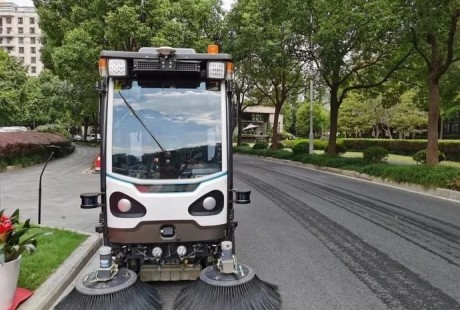 今天，“首台无人驾驶扫路车”行驶在长宁街头！