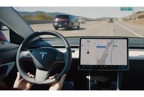 特斯拉完全自动驾驶实测：路口绿灯也会停车 自动礼让行人