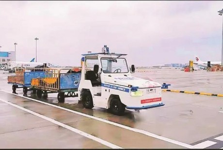 华东片区内首个 ！无人驾驶物流牵引车在厦门机场“上岗”